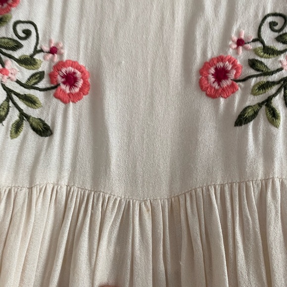 Off-white flowy blouse with floral embroidered design - Picture 4 of 6